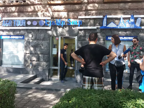 Родственники застрявших в Египте армянских граждан протестуют у офиса туроператора Родственники застрявших в Египте армянских граждан протестуют у офиса туроператора - Sputnik Армения
