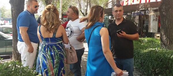 Люди у офиса туроператора A&R Tour (25 июля 2019). Еревaн - Sputnik Армения