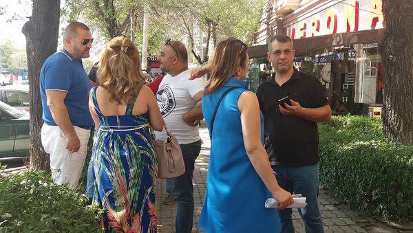 Люди у офиса туроператора A&R Tour (25 июля 2019). Еревaн - Sputnik Армения