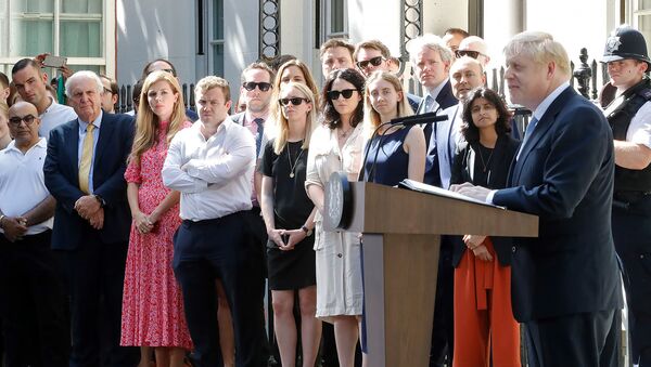 Кэрри Симондс (третья слева), подруга нового премьер-министра Великобритании Бориса Джонсона, наблюдает за его выступлением (24 июля 2019). Лондон - Sputnik Армения