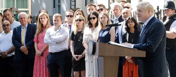 Кэрри Симондс (третья слева), подруга нового премьер-министра Великобритании Бориса Джонсона, наблюдает за его выступлением (24 июля 2019). Лондон - Sputnik Армения