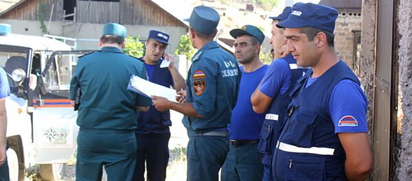 Сотрудники МЧС у полуразрушенного здания по дороге Масис - Нор Харберд (25 июля 2019). Араратская область Сотрудники МЧС у полуразрушенного здания по дороге Масис - Нор Харберд (25 июля 2019). Араратская область - Sputnik Արմենիա