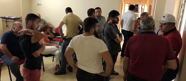 Люди собравшиеся в здании туристической компании A&R Tour (25 июля 2019). Еревaн - Sputnik Армения