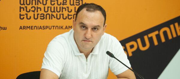 Георгий Меликян на пресс-конференции в мультимедийном пресс-центре Sputnik (26 июля 2019). Еревaн Георгий Меликян на пресс-конференции в мультимедийном пресс-центре Sputnik (26 июля 2019). Еревaн - Sputnik Արմենիա