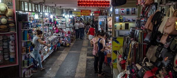 Торговые павильоны в подземном переходе площади Гарегина Нжде - Sputnik Армения