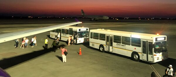 Международный аэропорт Хургады из иллюминатора самолета Международный аэропорт Хургады из иллюминатора самолета - Sputnik Արմենիա