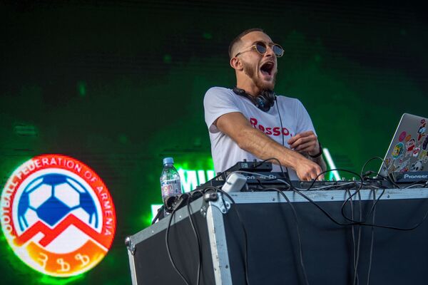 Ֆուտբոլասերներն ու երաժշտասերները` մեկ հարթակում. մեկնարկեց NOAH FEST-փառատոնը Ֆուտբոլասերներն ու երաժշտասերները` մեկ հարթակում. մեկնարկեց NOAH FEST-փառատոնը - Sputnik Արմենիա