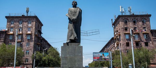 Памятник Сурену Спандаряну на площади Гарегина Нжде - Sputnik Армения