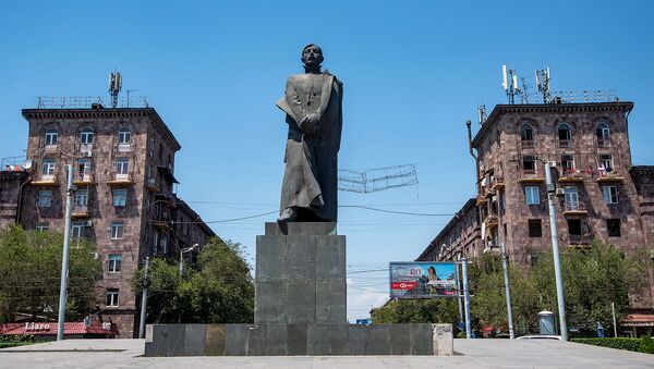 Памятник Сурену Спандаряну на площади Гарегина Нжде - Sputnik Армения