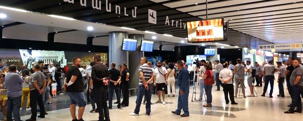 Встречающие спец.рейса из Хургады в аэропорту Звартноц (26 июля 2019). Еревaн Встречающие спец.рейса из Хургады в аэропорту Звартноц (26 июля 2019). Еревaн - Sputnik Արմենիա