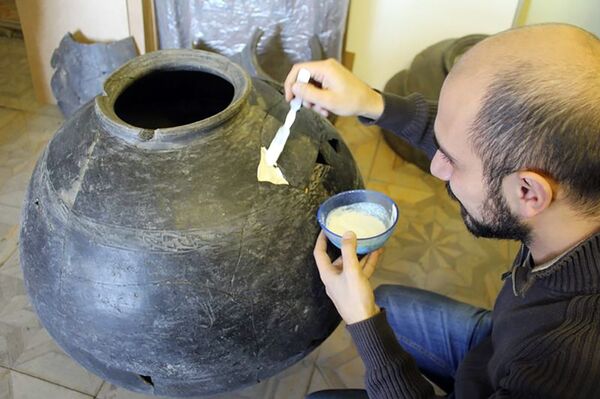 Реставрация чана, найденного во время раскопок - Sputnik Армения