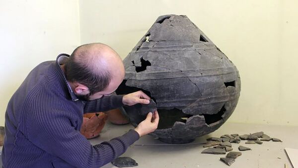Реставрация чана, найденного во время раскопок - Sputnik Արմենիա