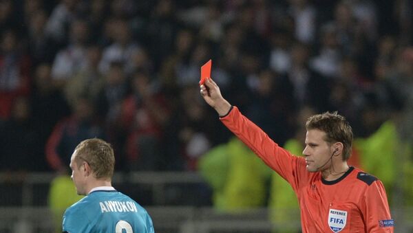 Главный судья показывает красную карточку игроку - Sputnik Армения