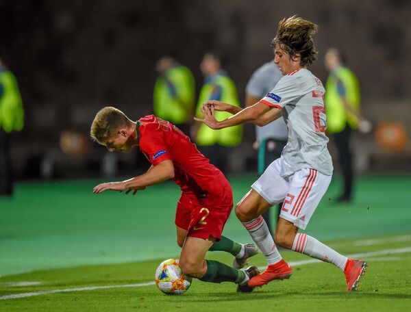 Торрес покорил Ереван: испанцы празднуют победу на ЧЕ U19 вместе с армянскими болельщиками - Sputnik Армения