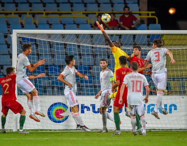 Торрес покорил Ереван: испанцы празднуют победу на ЧЕ U19 вместе с армянскими болельщиками - Sputnik Армения