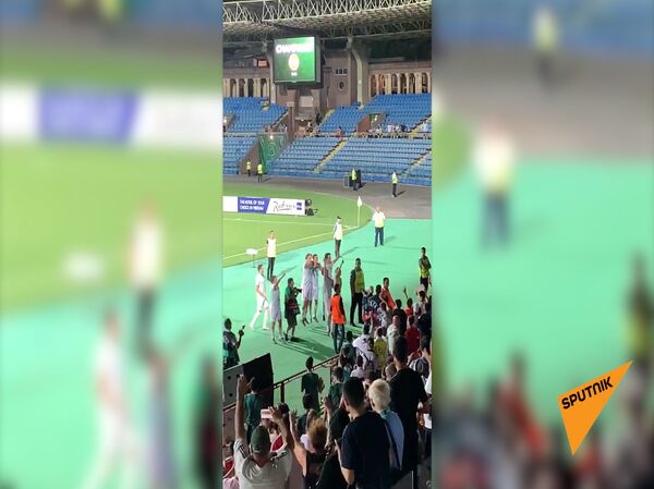 Торрес покорил Ереван: испанцы празднуют победу на ЧЕ U19 вместе с армянскими болельщиками - Sputnik Армения