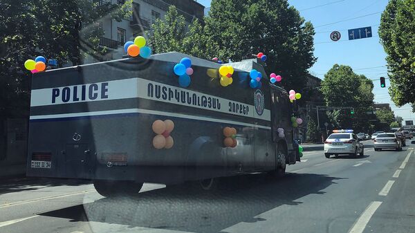 Автомобиль войск полиции в праздничный день на проспекте Маштоца (28 июля 2019). Еревaн - Sputnik Армения