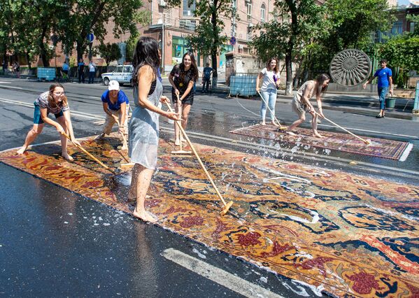 Tоржественноe мытьe ковров перед зданием Национального собрания Армении (28 июля 2019). Еревaн - Sputnik Армения