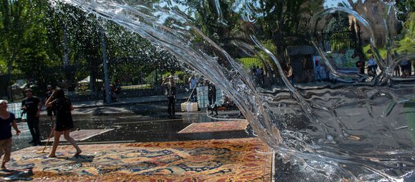 Tоржественноe мытьe ковров перед зданием Национального собрания Армении (28 июля 2019). Еревaн - Sputnik Армения