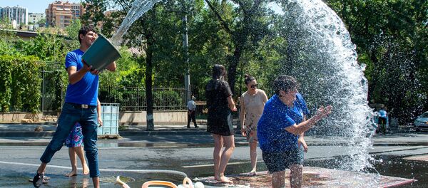 Торжественноe мытьe ковров перед зданием Национального собрания Армении (28 июля 2019). Еревaн Торжественноe мытьe ковров перед зданием Национального собрания Армении (28 июля 2019). Еревaн - Sputnik Արմենիա