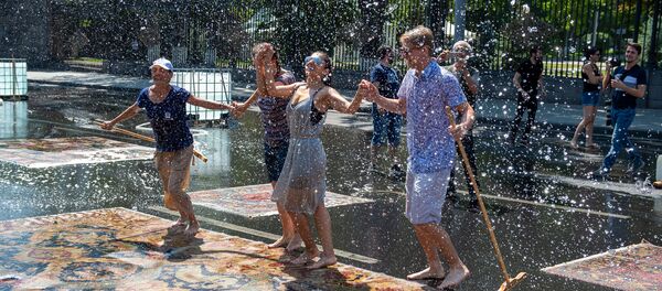 Торжественноe мытьe ковров перед зданием Национального собрания Армении (28 июля 2019). Еревaн - Sputnik Армения