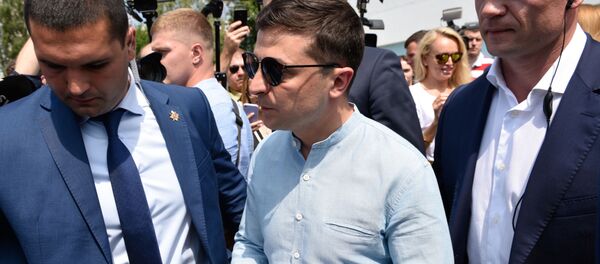 Президент Украины Владимир Зеленский у избирательного участка в день досрочных выборов в Верховную раду Украины (21 июля 2019). Киев - Sputnik Армения