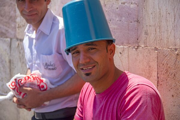 «Սա մի հրաշք տոն է». Երևանի թրջված զբոսաշրջիկները և՛ զարմացած են, և՛ հիացած. լուսանկարներ «Սա մի հրաշք տոն է». Երևանի թրջված զբոսաշրջիկները և՛ զարմացած են, և՛ հիացած. լուսանկարներ - Sputnik Արմենիա