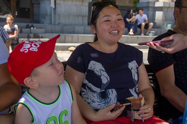 «Սա մի հրաշք տոն է». Երևանի թրջված զբոսաշրջիկները և՛ զարմացած են, և՛ հիացած. լուսանկարներ «Սա մի հրաշք տոն է». Երևանի թրջված զբոսաշրջիկները և՛ զարմացած են, և՛ հիացած. լուսանկարներ - Sputnik Արմենիա