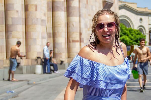 «Սա մի հրաշք տոն է». Երևանի թրջված զբոսաշրջիկները և՛ զարմացած են, և՛ հիացած. լուսանկարներ «Սա մի հրաշք տոն է». Երևանի թրջված զբոսաշրջիկները և՛ զարմացած են, և՛ հիացած. լուսանկարներ - Sputnik Արմենիա