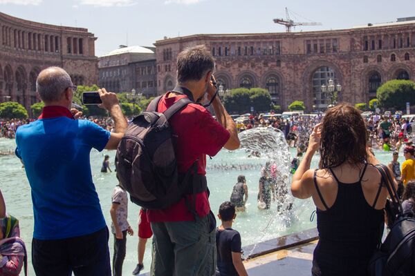 «Սա մի հրաշք տոն է». Երևանի թրջված զբոսաշրջիկները և՛ զարմացած են, և՛ հիացած. լուսանկարներ «Սա մի հրաշք տոն է». Երևանի թրջված զբոսաշրջիկները և՛ զարմացած են, և՛ հիացած. լուսանկարներ - Sputnik Արմենիա