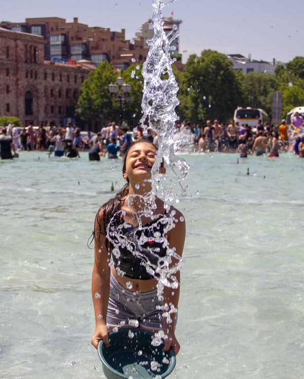 «Սա մի հրաշք տոն է». Երևանի թրջված զբոսաշրջիկները և՛ զարմացած են, և՛ հիացած. լուսանկարներ «Սա մի հրաշք տոն է». Երևանի թրջված զբոսաշրջիկները և՛ զարմացած են, և՛ հիացած. լուսանկարներ - Sputnik Արմենիա