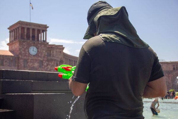 «Սա մի հրաշք տոն է». Երևանի թրջված զբոսաշրջիկները և՛ զարմացած են, և՛ հիացած. լուսանկարներ «Սա մի հրաշք տոն է». Երևանի թրջված զբոսաշրջիկները և՛ զարմացած են, և՛ հիացած. լուսանկարներ - Sputnik Արմենիա