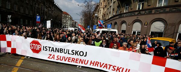 Люди держат транспарант с надписью: Остановите Стамбульскую конвенцию, за суверенную Хорватию!во время протеста против международной конвенции (24 марта 2018). Загреб - Sputnik Արմենիա