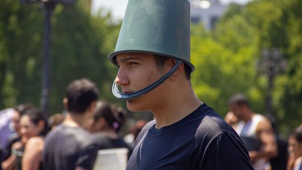 Молодой человек в экипировке на празднике Вардавар на площади Республики (28 июля 2019). Еревaн - Sputnik Արմենիա
