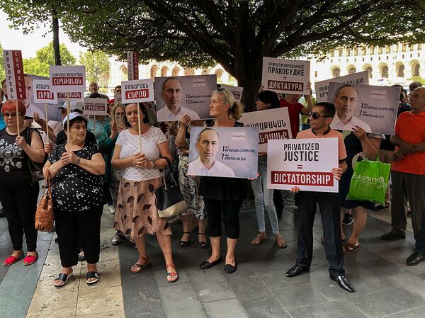 Ռոբերտ Քոչարյանի կողմնակիցները բողոքի հերթական ակցիան անցկացրին կառավարության մոտ - Sputnik Արմենիա