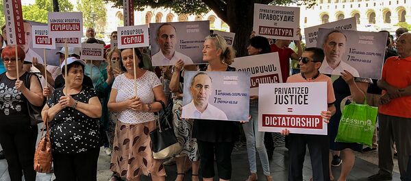 Акция протеста сторонников Роберта Кочаряна перед Домом правительства (29 июля 2019). Еревaн Акция протеста сторонников Роберта Кочаряна перед Домом правительства (29 июля 2019). Еревaн - Sputnik Արմենիա
