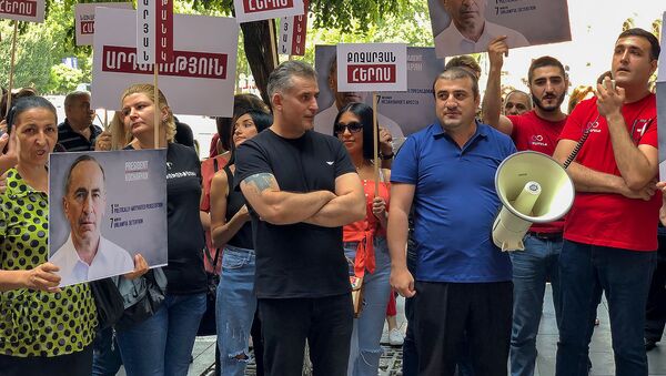 Акция протеста сторонников Роберта Кочаряна перед Домом правительства (29 июля 2019). Еревaн - Sputnik Армения