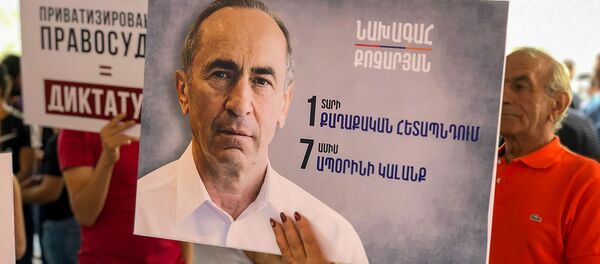 Акция протеста сторонников Роберта Кочаряна перед Домом правительства (29 июля 2019). Еревaн - Sputnik Արմենիա
