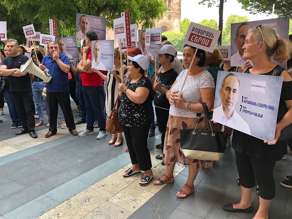 Ռոբերտ Քոչարյանի կողմնակիցները բողոքի հերթական ակցիան անցկացրին կառավարության մոտ - Sputnik Արմենիա