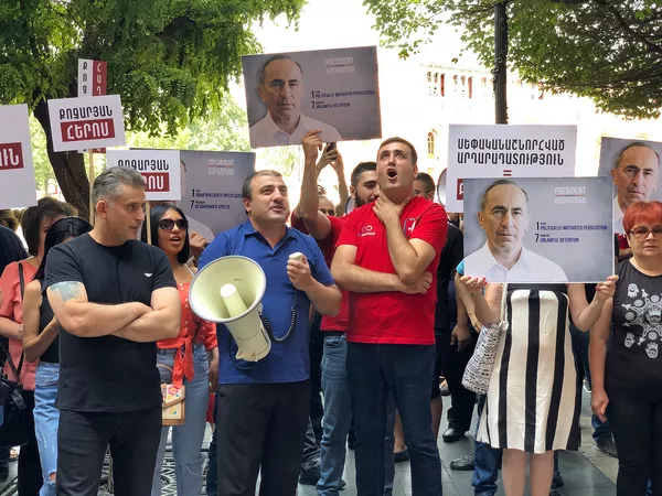 Приватизированное правосудие: сторонники Кочаряна провели акцию протеста у правительства Приватизированное правосудие: сторонники Кочаряна провели акцию протеста у правительства - Sputnik Армения