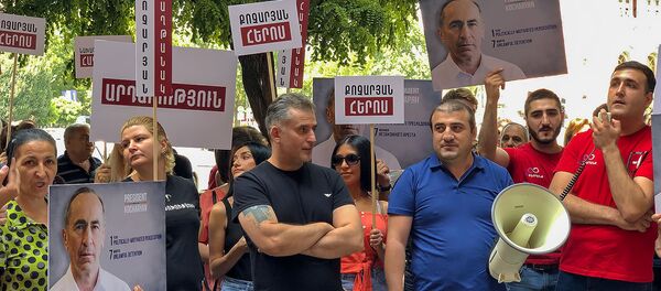 Акция протеста сторонников Роберта Кочаряна перед Домом правительства (29 июля 2019). Еревaн Акция протеста сторонников Роберта Кочаряна перед Домом правительства (29 июля 2019). Еревaн - Sputnik Արմենիա