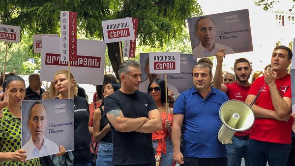 Акция протеста сторонников Роберта Кочаряна перед Домом правительства (29 июля 2019). Еревaн - Sputnik Армения
