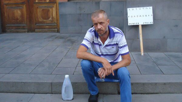 Цолак Хачатрян объявил голодовку перед Домом правительства (29 июля 2019). Еревaн - Sputnik Армения