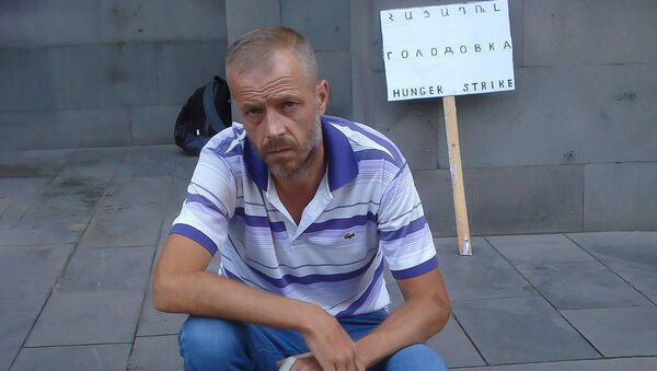 Цолак Хачатрян объявил голодовку перед Домом правительства (29 июля 2019). Еревaн - Sputnik Արմենիա