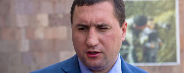 Замминистра обороны Армении Габриел Балаян во время брифинга в Республиканском сборном пункте (29 июля 2019). Еревaн Замминистра обороны Армении Габриел Балаян во время брифинга в Республиканском сборном пункте (29 июля 2019). Еревaн - Sputnik Արմենիա