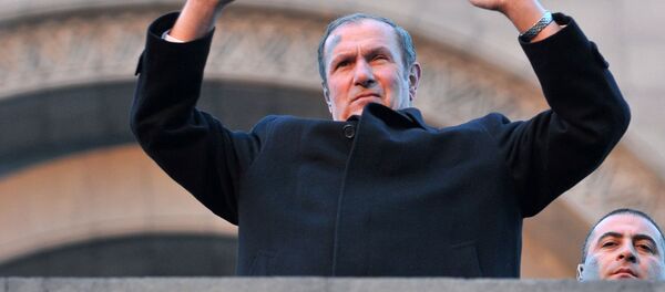 Левон Тер-Петросян приветствует своих сторонников во время митинга (18 февраля 2011). Еревaн - Sputnik Армения