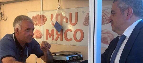 Руководитель Государственной службы по безопасности пищевых продуктов Георгий Аветисян сделал подарки продавцам мясного пассажа (29 июля 2019). Гюмри Руководитель Государственной службы по безопасности пищевых продуктов Георгий Аветисян сделал подарки продавцам мясного пассажа (29 июля 2019). Гюмри - Sputnik Արմենիա