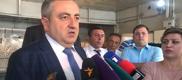 Руководитель Государственной службы по безопасности пищевых продуктов Георгий Аветисян сделал подарки продавцам мясного пассажа (29 июля 2019). Гюмри - Sputnik Արմենիա