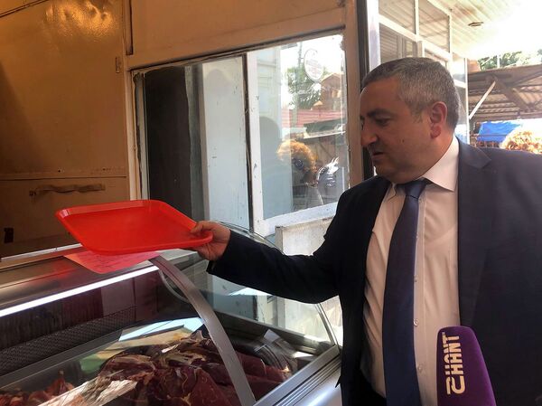 Блестящий стейк: мясные лавки Гюмри теперь сверкают от чистоты - Sputnik Армения