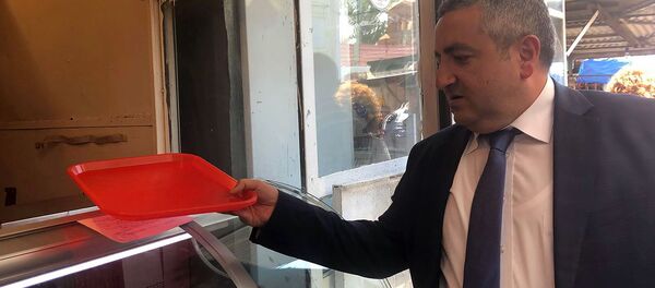 Руководитель Государственной службы по безопасности пищевых продуктов Георгий Аветисян сделал подарки продавцам мясного пассажа (29 июля 2019). Гюмри - Sputnik Արմենիա